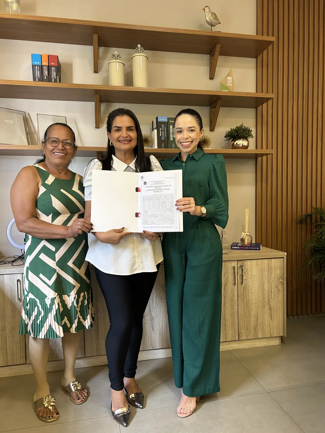 Cliente recebendo certidão de regularização fundiária