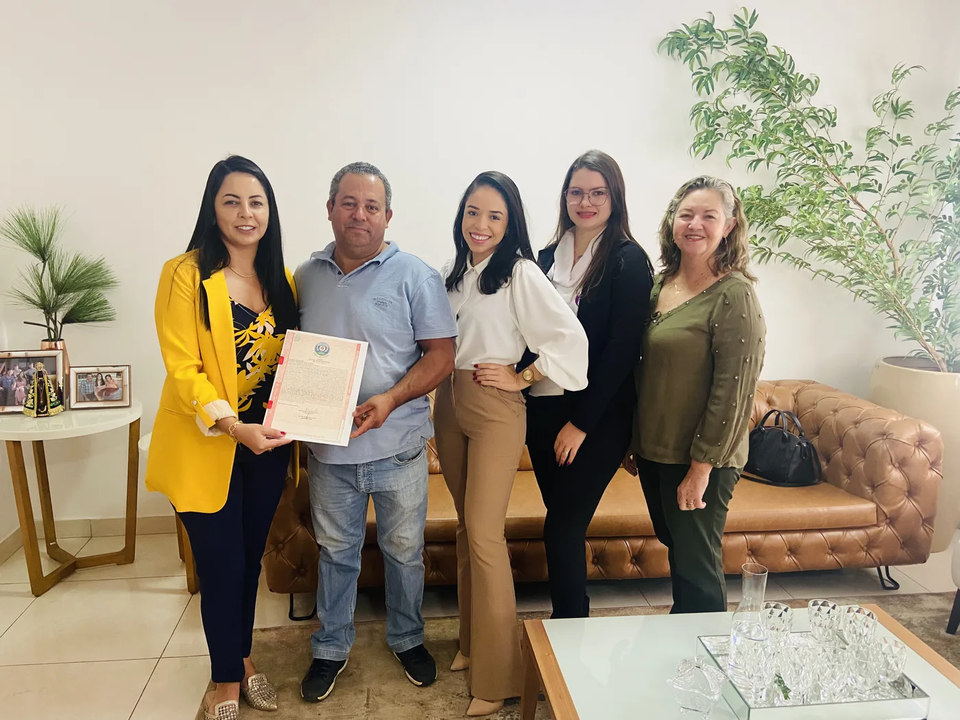 Família e equipe celebrando a entrega do título de REURB