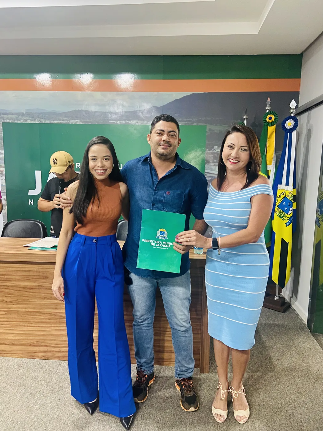 Entrega de título de regularização em cerimônia na prefeitura